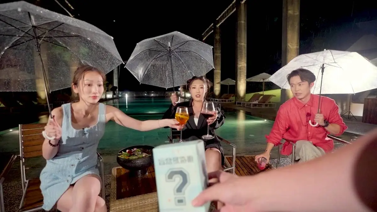 《盲盒鐵路遊》桂林篇在微雨夜色中拍攝，三人互訴旅程心聲時，製作組送上「終極盲盒」。(圖：網絡翻攝TVB)
