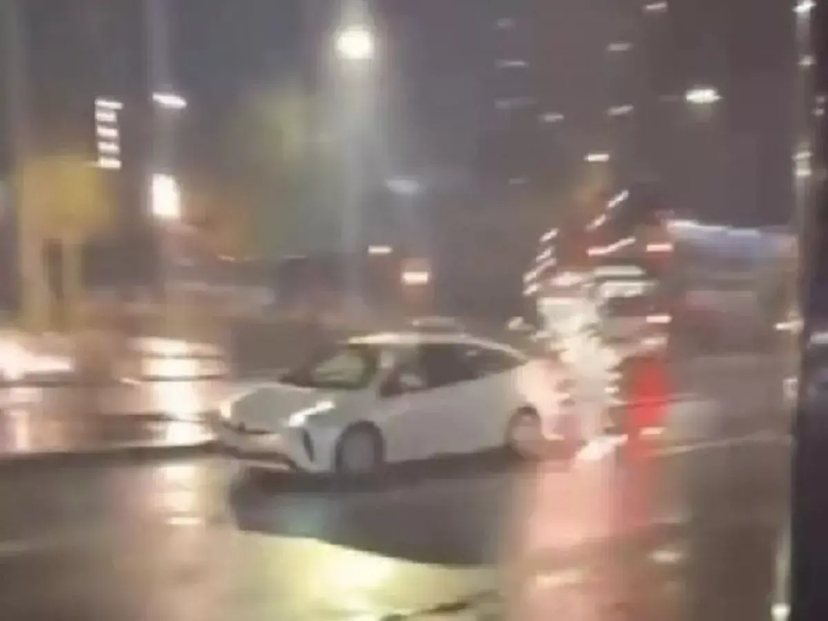 西密德蘭警方發言人證實，騷亂始於昨晚約 9 時，直至凌晨 2 時 15 分仍有零星襲擊發生，部分滋事者持續向趕到的警員投擲煙花。(圖：視頻翻攝)