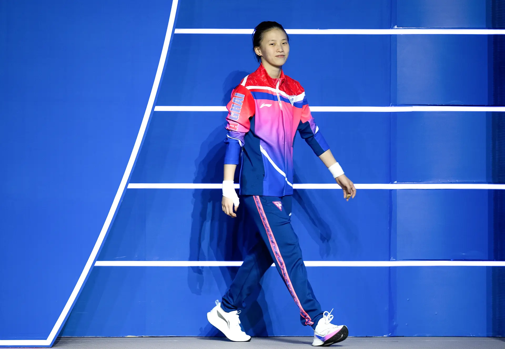 11 月 10 日晚，廣東奧體中心跳水館座無虛席，十五運會跳水女子單人 10 米台決賽在此落幕。上海選手陳芋汐以 412.30 分的高分摘得冠軍。​(圖：新華社)