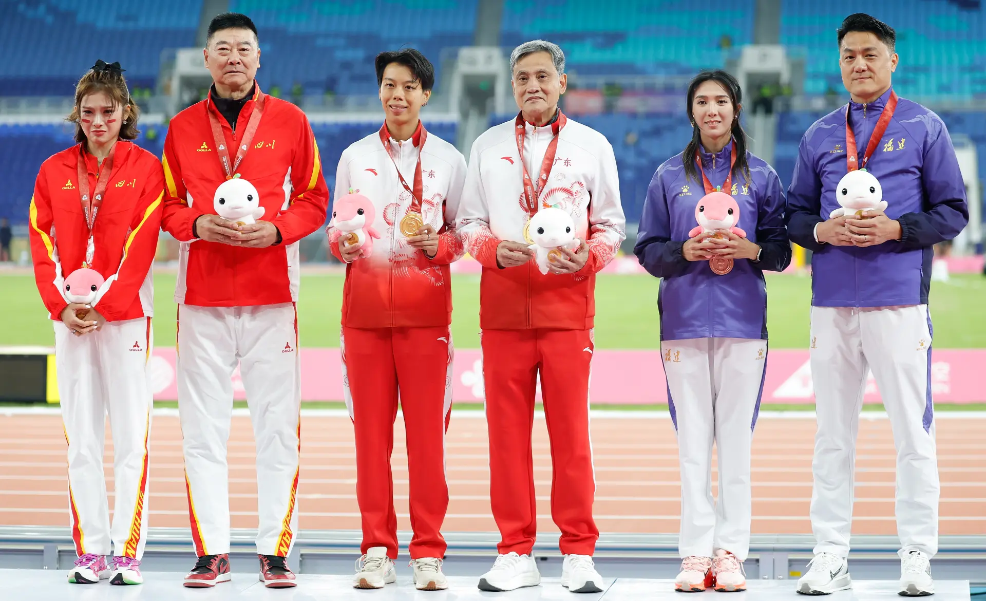 吳艷妮以12秒85的賽季最佳成績惜獲銀牌，林雨薇則以12秒94摘銅，夏思凝跑出13秒12的成績位列第四。(圖：新華社)