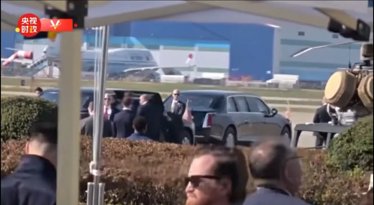 美國總統車隊抵達釜山機場。（央視截屏）