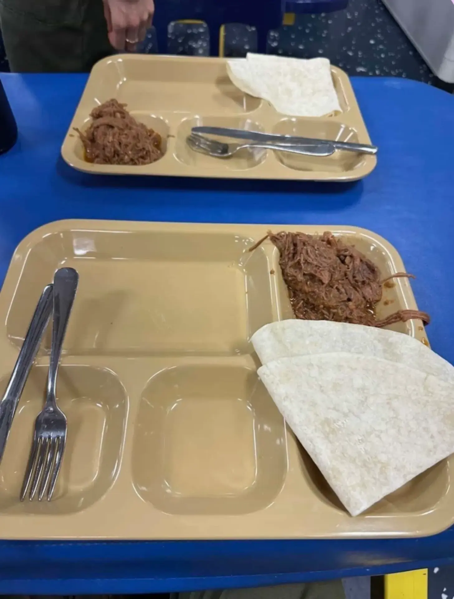 「林肯」號航母上的美軍士兵，在網上分享自己的餐食情況。 社交媒體