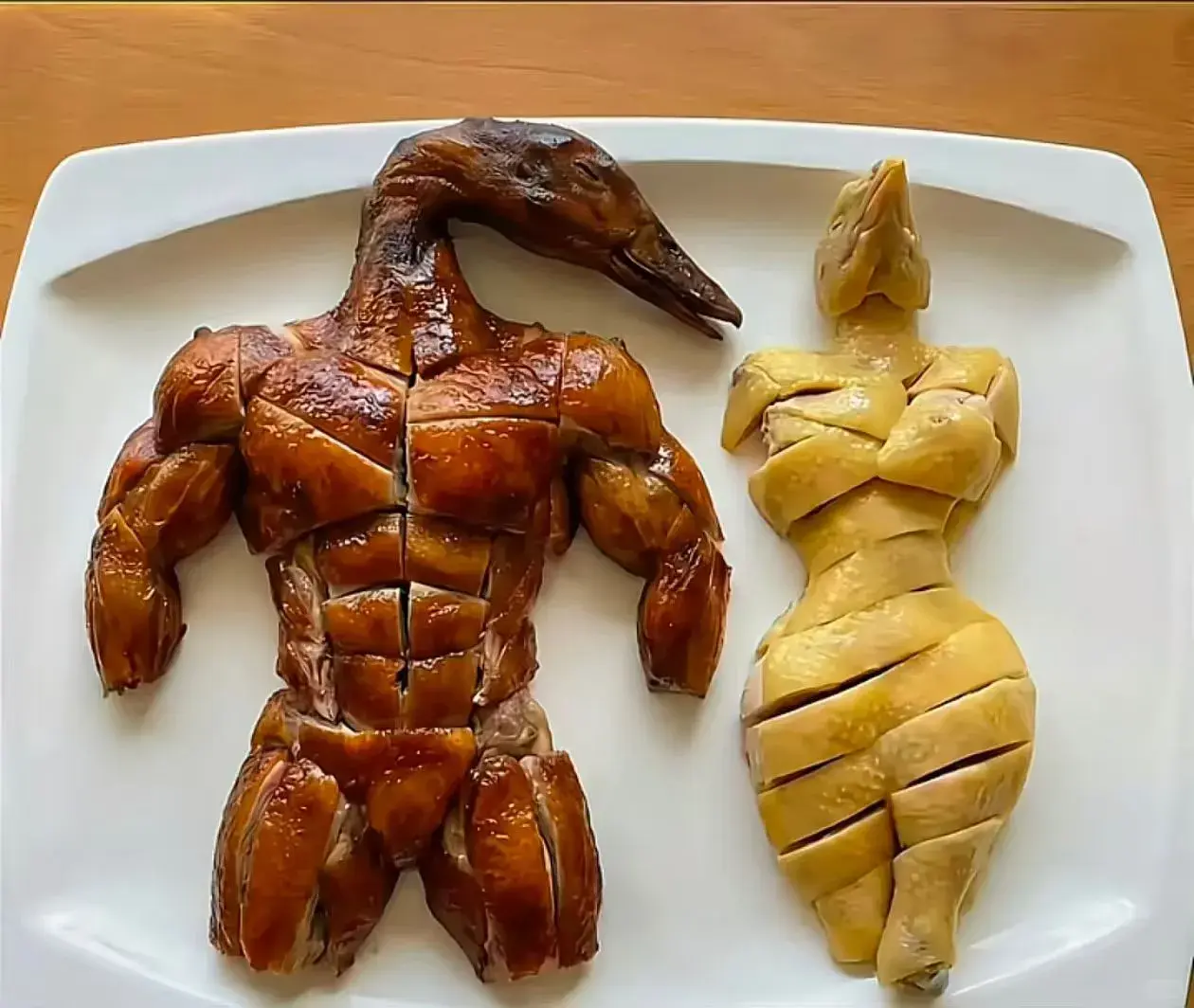 近日一盤鴨鷄「恩愛拼盤」走紅網路，廚師以精細刀工讓兩種食材緊密貼合，宛如跨物種CP。（來源：小紅書網友）