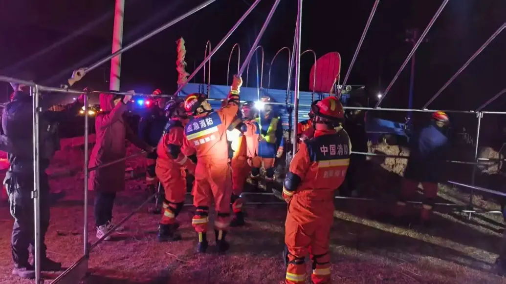 救援團隊連夜搭建臨時救護帳篷，作為傷員救治、受災民眾臨時避難點，保障高寒地區安置需求。（央視）