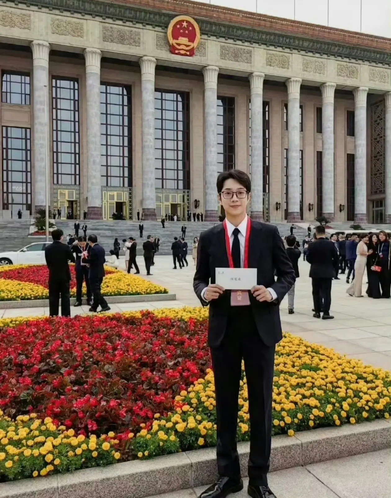 播客內容曝光後，引發網友熱議。不少網友讚賞他敢於撕開娛樂圈虛假外衣的勇氣，直言「退圈是對資本操控的反抗」；2025 年，賴冠霖更以「台灣文化界代表」身份亮相央視兩岸文化交流活動，完成從流量偶像到實力導演的華麗轉身。