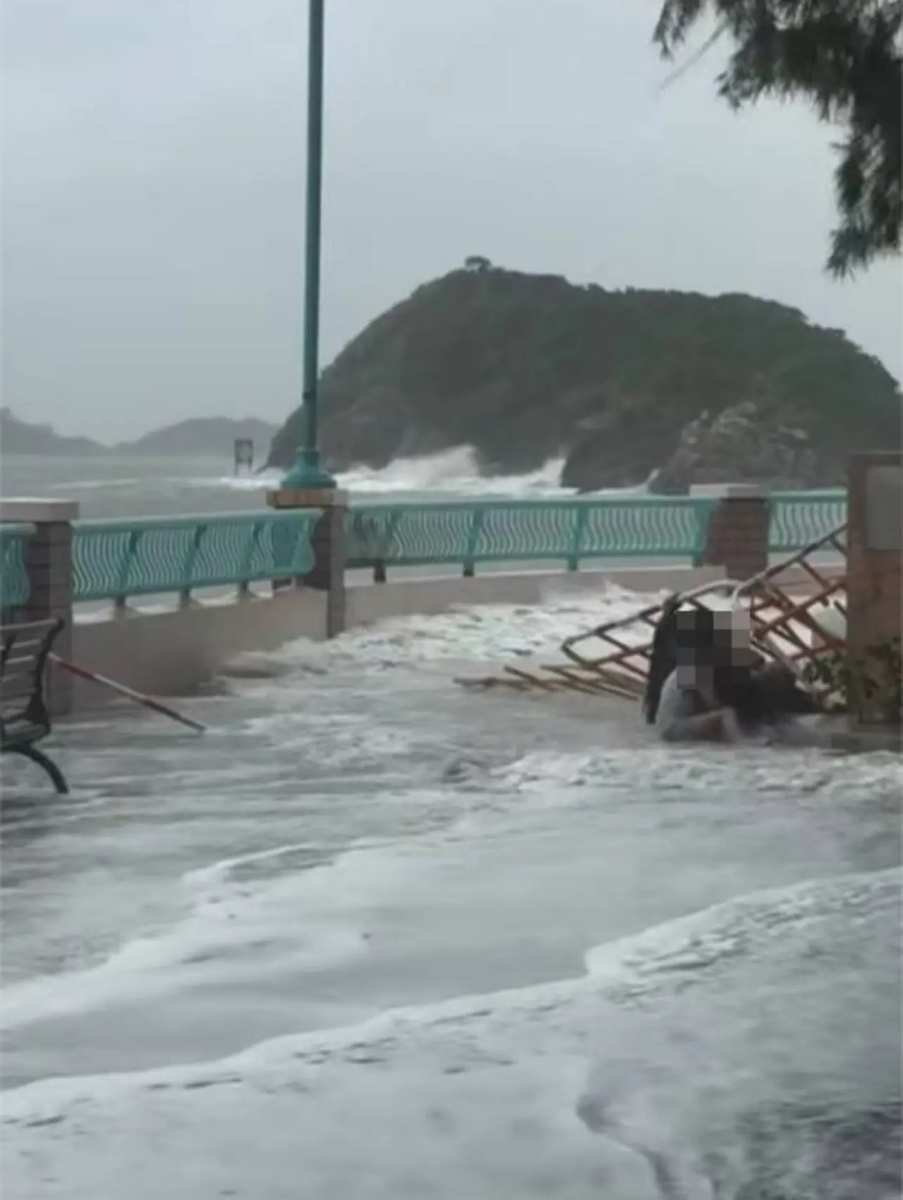風暴期間有兩名女子帶一名男童追風自拍時被巨浪沖跌，幸未有釀成慘劇。(圖：視頻截圖)