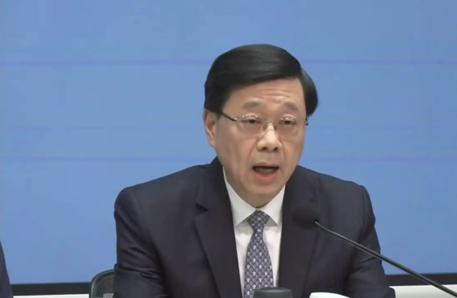 李家超交代問責安排，指雖然事件並非何永賢個人犯錯，但事故屬房屋局轄下獨立審查組（ICU）的監管範圍，房屋局局長需要承擔相應政治責任。(圖：網絡截圖)