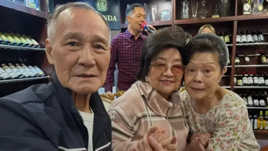 76 歲徐小鳳極罕現身百利達會所飯局 食蟹會友現幸福肥笑容燦爛 與陳惠敏吳大強聚會的封面圖片