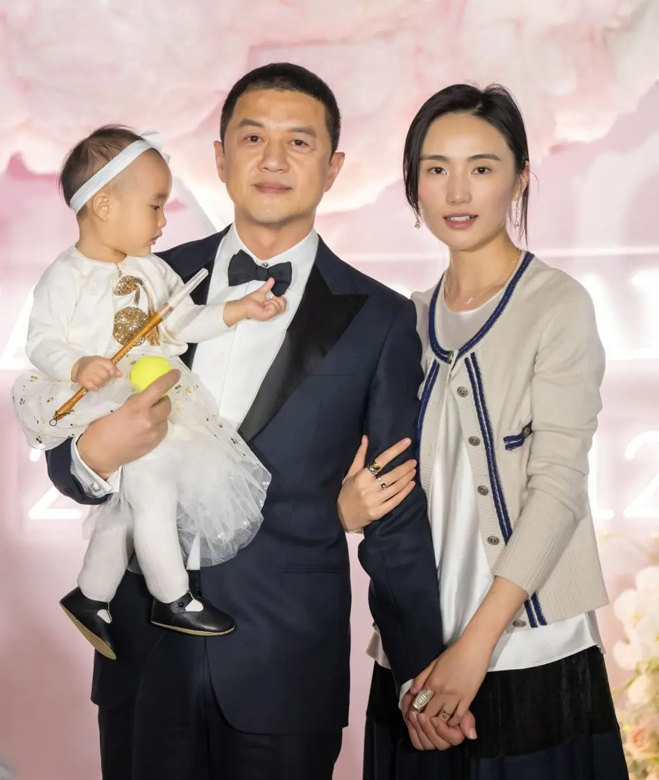 李亞鵬與海哈金喜於 2020 年公開戀情，2022 年步入婚姻殿堂，同年迎來女兒李夏的誕生。這位比李亞鵬年輕 19 歲的超模冠軍，婚前已知曉李亞鵬的經濟狀況，仍選擇與其共結連理。​(圖片：網絡翻攝)