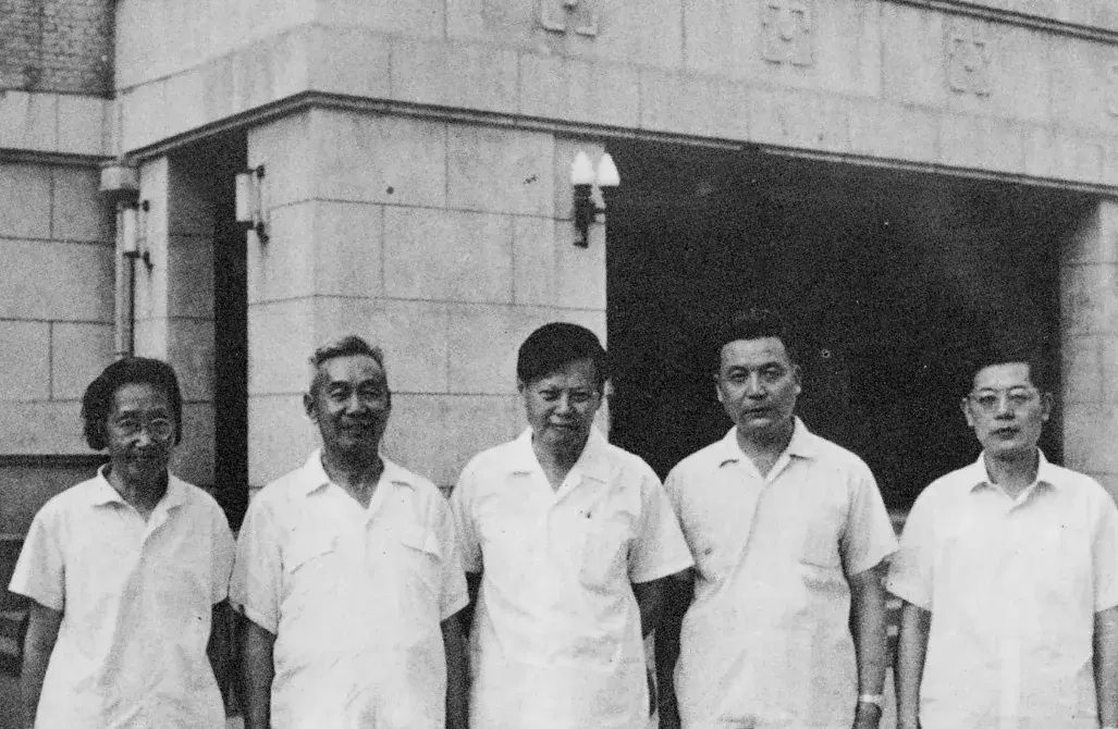 1972年楊振寧與王承書（左一）、張文裕（左二）、鄧稼先（右二）、周光召（右一）於北京