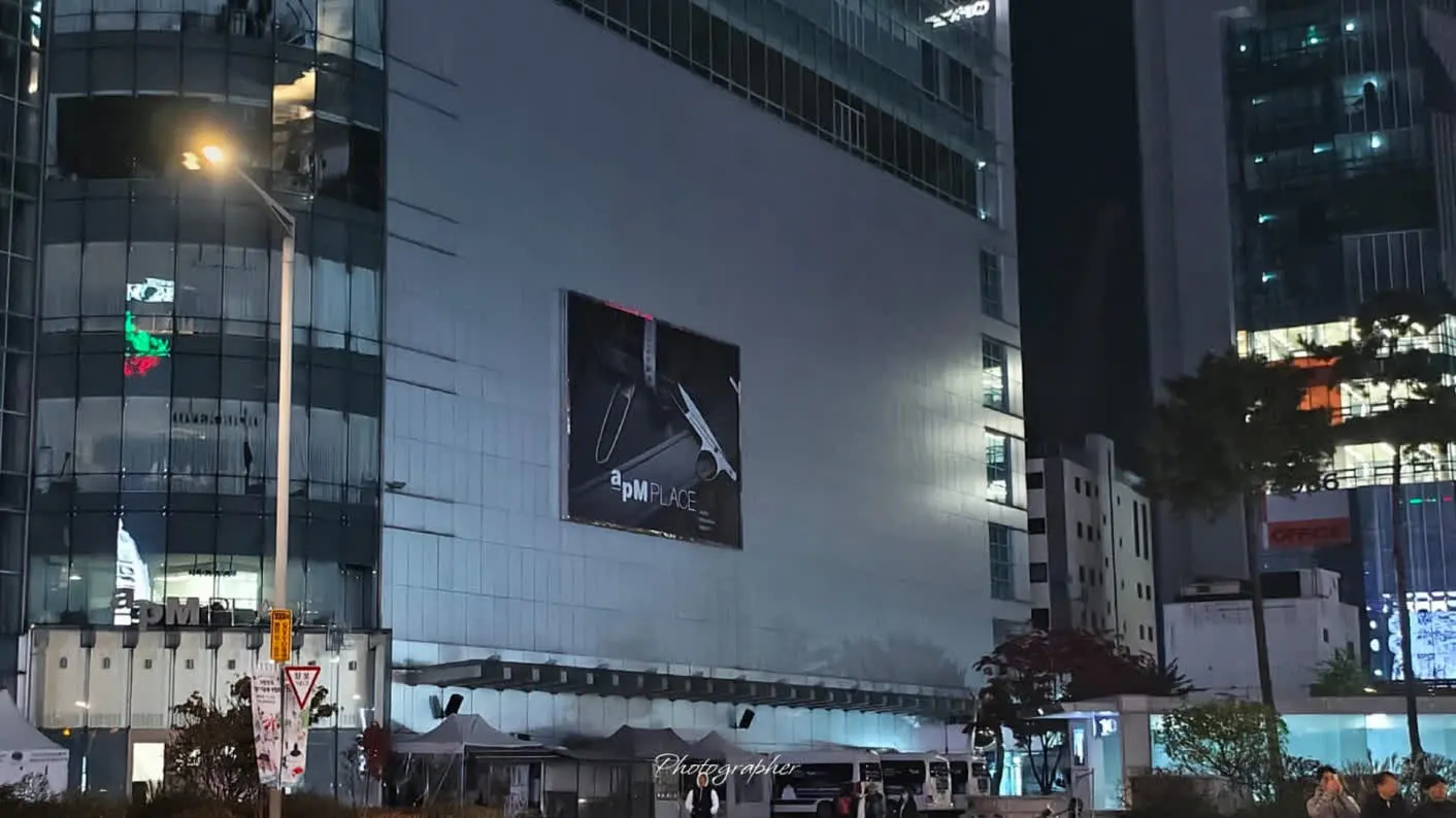 這兩天重遊韓國東大門的紡織品批發市場（見圖），目睹昔日「四小龍」之一韓國的紡織業收縮（連續數年出口量減少），不難聯想到謊言的美國政府，其搞亂自由貿易市場所帶來的連鎖反應。(圖：陳鳳翔)