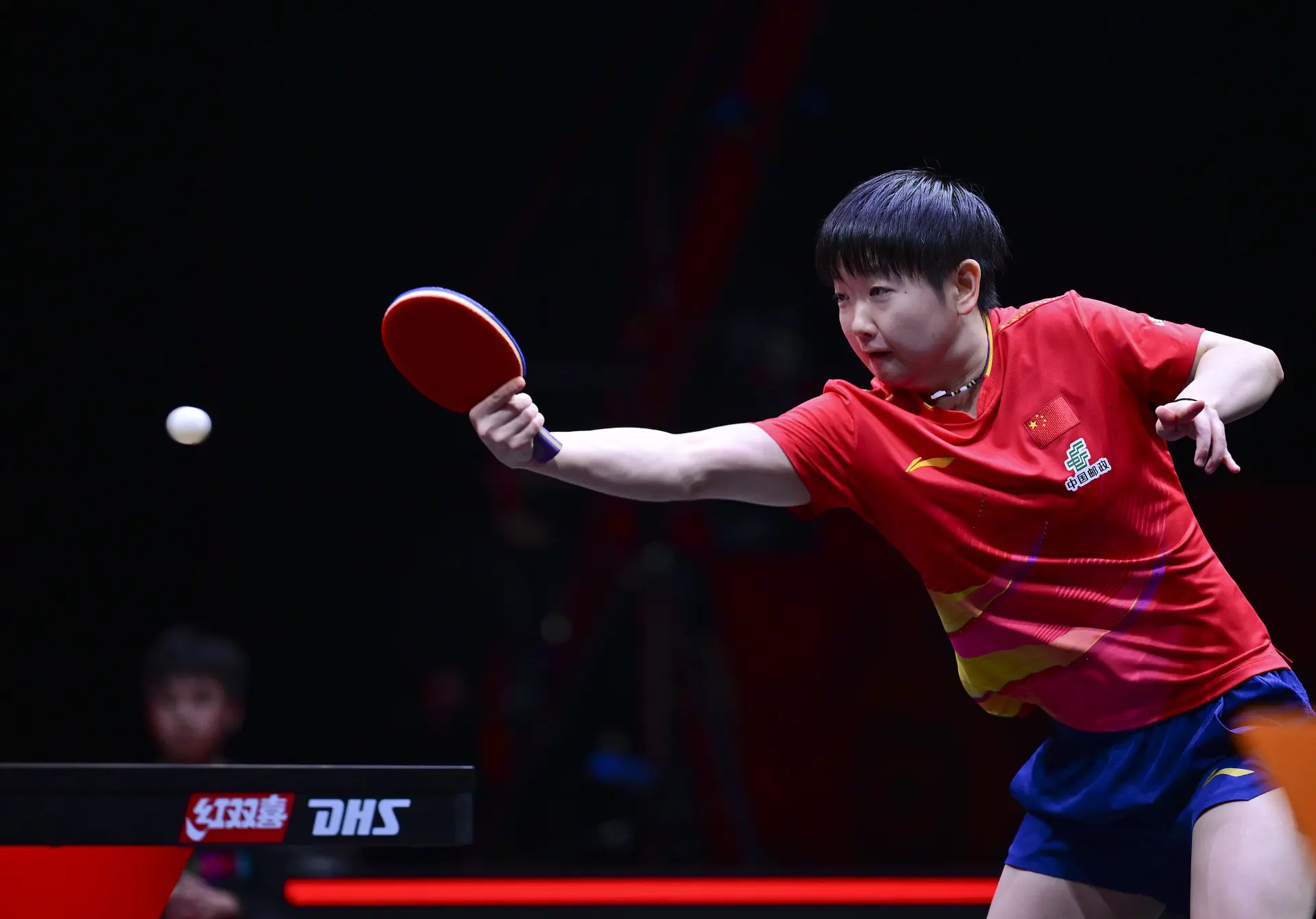 賽後接受採訪時，孫穎莎坦言沒想到會贏得如此輕鬆，「我與王藝迪十分熟悉，每次交手都是很激烈，我都沒想過以4:0勝出。」她表示今日自己心態非常好，沒有過多設想結果，而是專注到比賽的每一分，在前三板和技戰術的運用上都頗為得當。(圖：新華社)