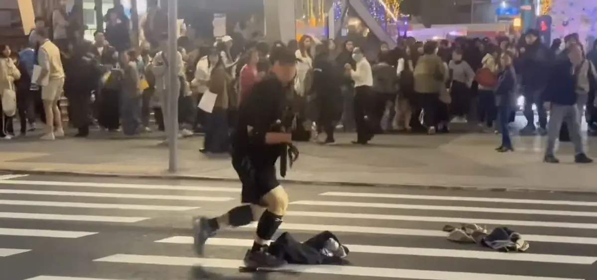 19日傍晚，民眾拍到凶嫌張文在台北中山捷運外隨機攻擊途人的影像。（民眾提供）