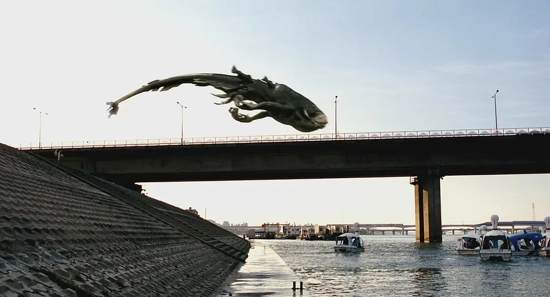 2006 年電影《漢江怪物》講述了人為污染致生物變異，現實中環境破壞需警惕。（來源：網絡）