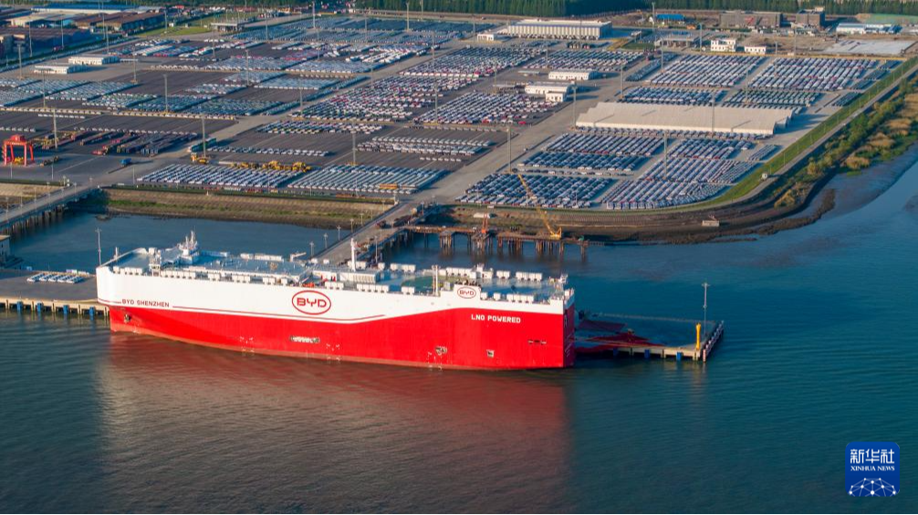 「深圳號」汽車運輸船停靠蘇州港太倉港區碼頭準備裝載出口汽車（無人機照片）。(新華社)