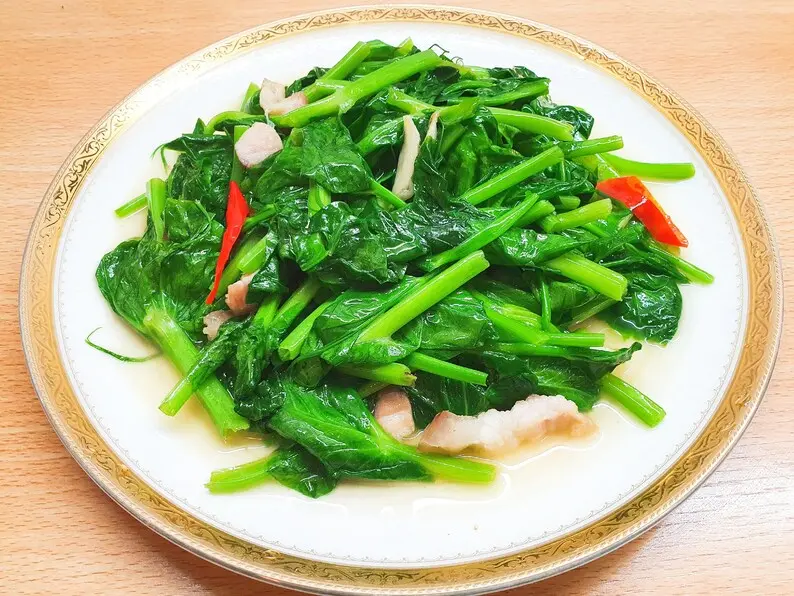 炒青菜最尷尬的是，剛下鍋翠綠，端上桌就成「黃褐色」，出水又軟塌。問題核心是「鍋涼」！（來源：images）