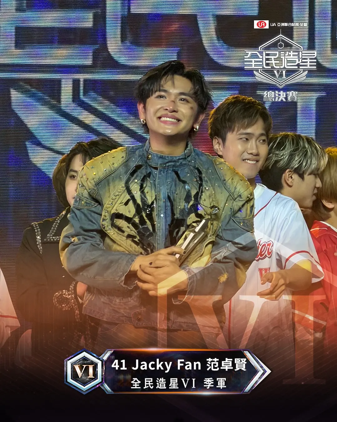 季軍 Jacky Fan 則直言對結果相當滿意，原本以為「只會唱歌、不會跳舞」的自己最多止步二、三十強，最終能闖入決賽已無悔。他在決賽中自彈自唱啟蒙歌曲《酷愛》，該片段經導師梁祖堯轉發給張敬軒後，獲得後者讚賞，令他超級滿足。 (圖：ViuTV@FB)