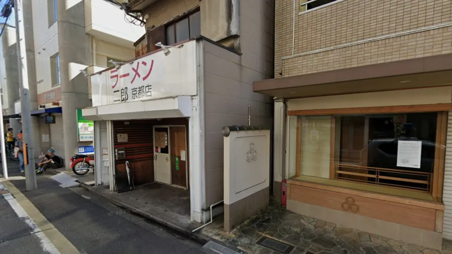 暴食嘔吐擾鄰！日本知名拉麵店推超嚴規，吃飯還要卡時間？的封面圖片