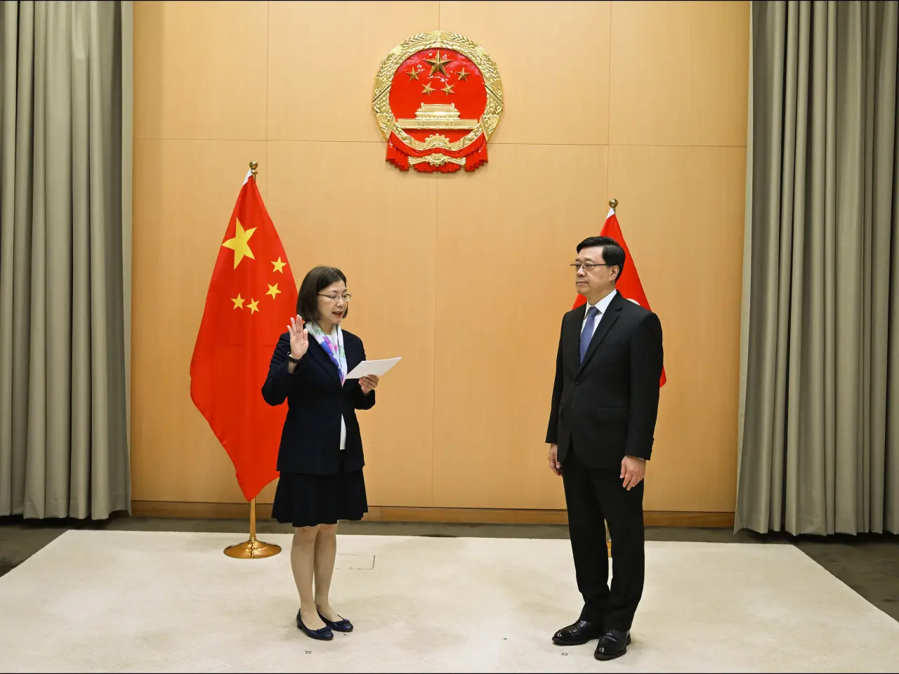 謝小華（左）在李家超（右）監誓下宣誓就任政制及內地事務局局長。（政府新聞處）