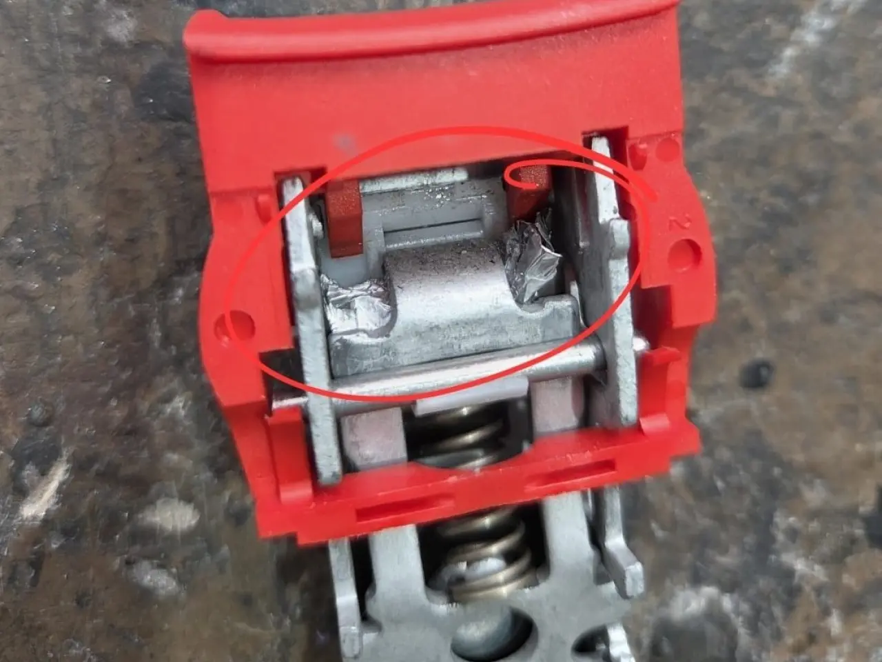 城巴檢查後發現，涉事安全帶鎖扣內部被一張錫紙阻礙正常運作。(城巴提供)