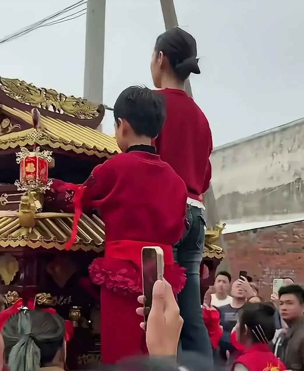 2026春節廣東湛江拾石村媽祖巡遊，許姓贊助商憑錢強換乩童致儀式卡殼，被換女孩救場後，福建商人集體放話，從此不與許姓老闆有生意往來。（來源：小紅書網友）