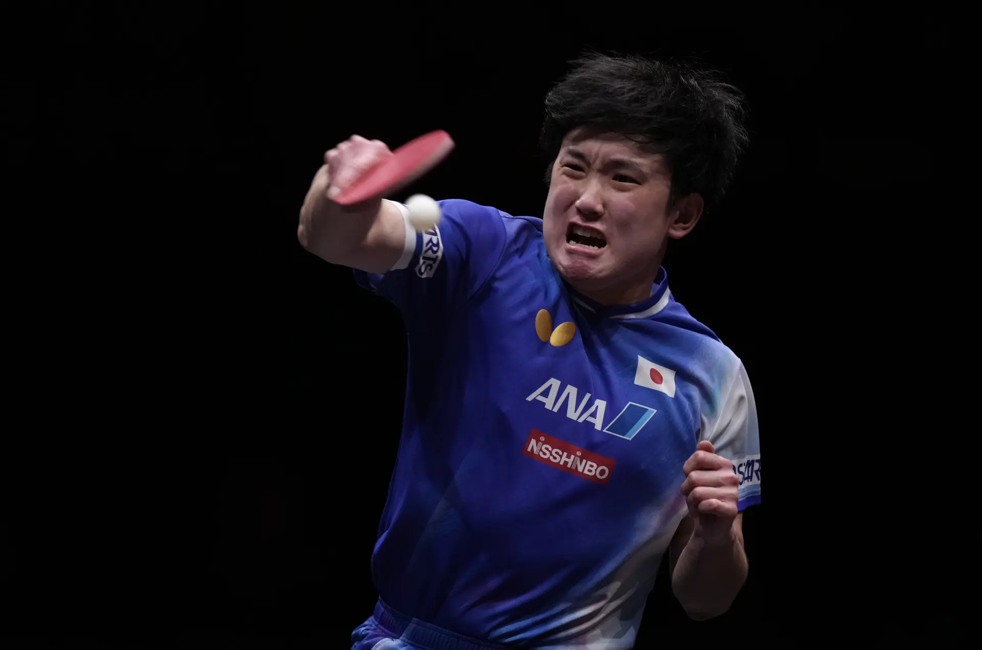 男單賽場同樣精彩。午間進行的四強較量中，日本星將張本智和與中國前世界第一林詩棟展開七局大戰，雙方攻防拉鋸異常激烈，最終張本智和以4比3險勝闖入決賽。(圖：新華社)