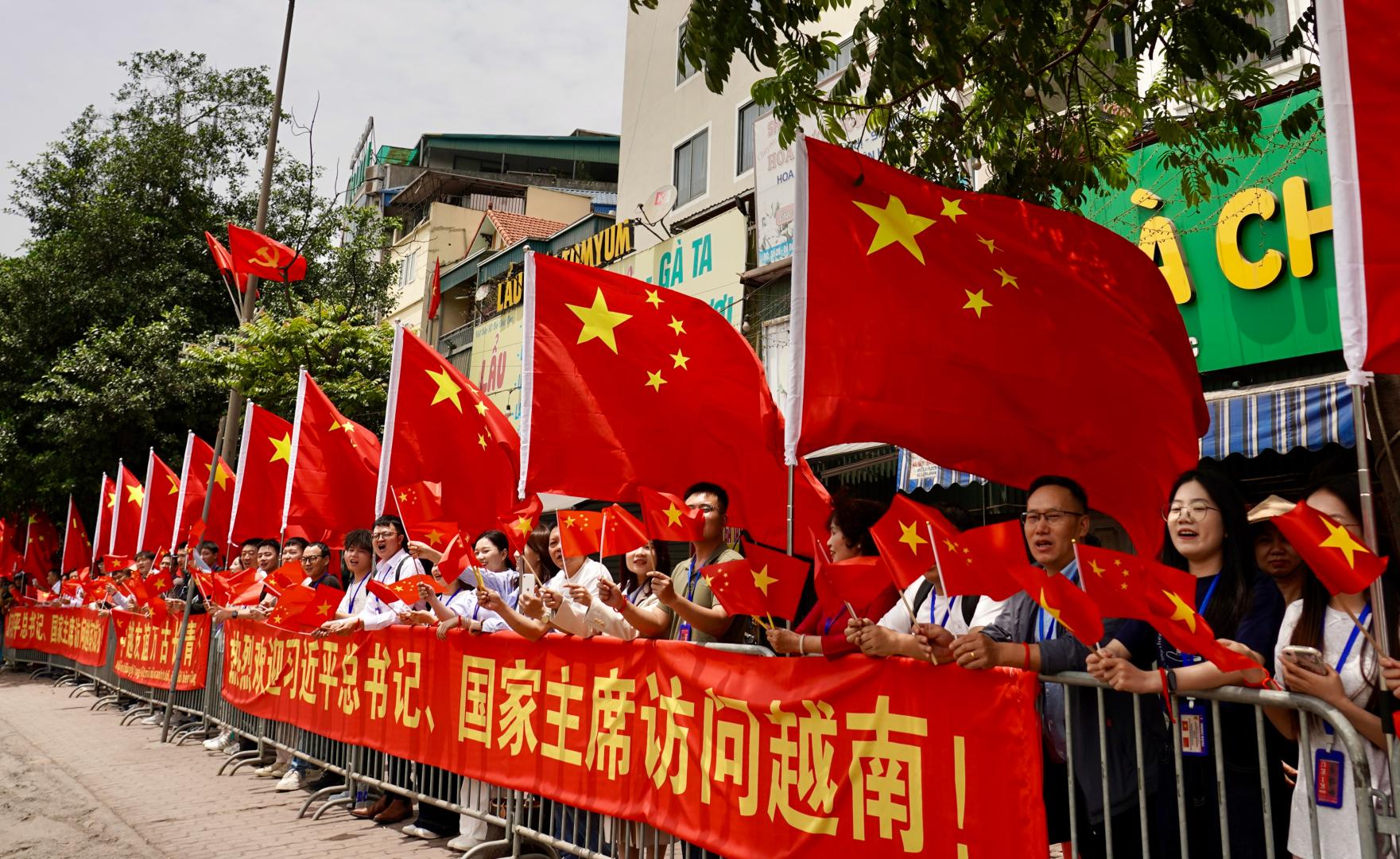 當地時間4月14日中午，中共中央總書記、國家主席習近平乘專機抵達河內，開始對越南進行國事訪問。圖為歡迎人群。(新華社)