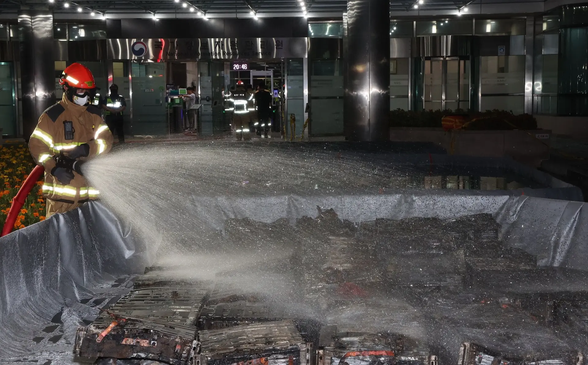 消防員動用 227 人歷經 22 小時才將火勢撲滅，過程中還因電池復燃延長作業，最終需人工將電池逐一搬出浸入水桶冷卻。(圖：網絡翻攝)