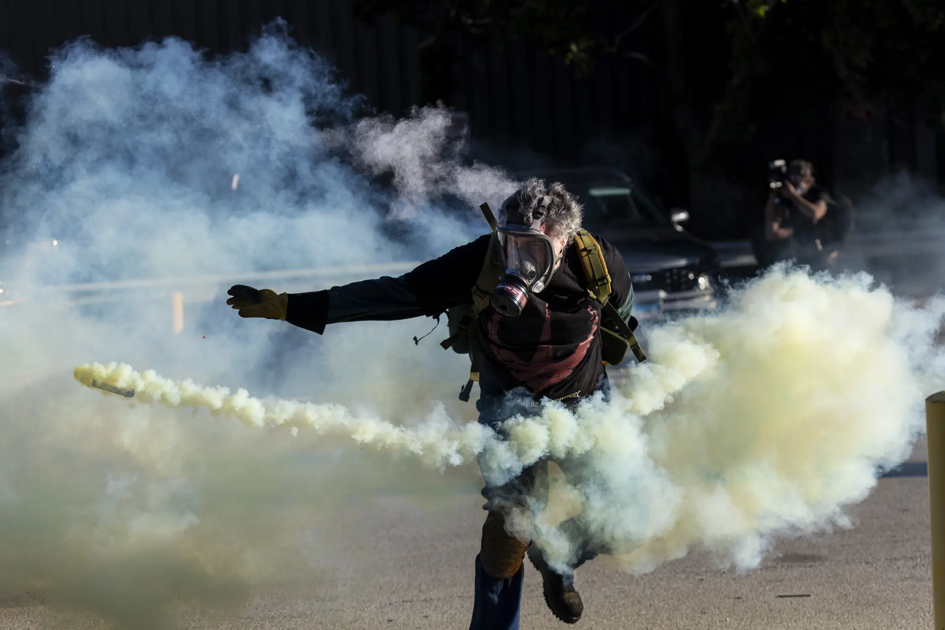 槍支暴力更是越演越烈。美國法律爲保護警察，凡殺警案，絕大多數是死刑，可是舊金山的民主黨政府，對黑人毒犯槍殺警察事件，只判終身監禁。(圖：新華社)