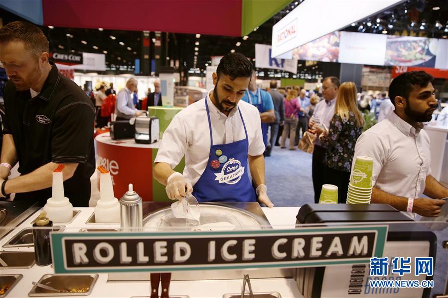 美國芝加哥舉行的美國餐飲展上，一名展商演示如何用自家的機器做冰淇淋卷。(新華社)