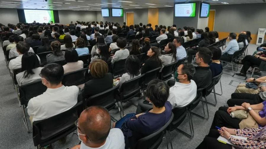 香港公務員改革 2025，加薪點唔再人人有！香港 17 萬公務員躺平時代結束的封面圖片