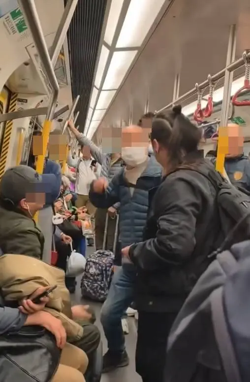 阿伯向馬尾女揮出直拳，「兜錘窩面」。(Threads)