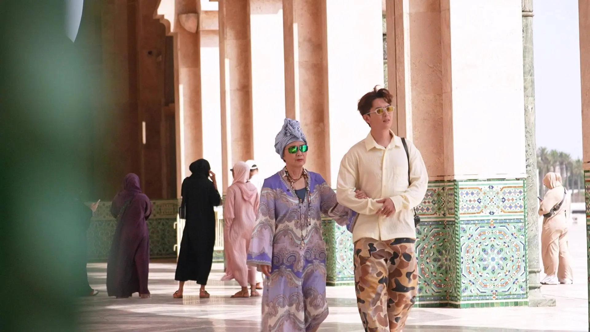 二人足跡遍佈世界第三大清真寺哈辛二世清真寺、有「藍色城市」之稱的舍夫沙萬，以及摩洛哥四大古城之一的菲斯，深入當地家訪學泡「拉薄荷茶」，品嘗地道私房茶與海景餐，盡覽當地風光與人文特色。(圖：TVB)