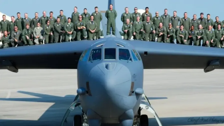 美軍B-52同溫層堡壘轟炸機加州墜毀 機上8人恐全數遇難的封面圖片