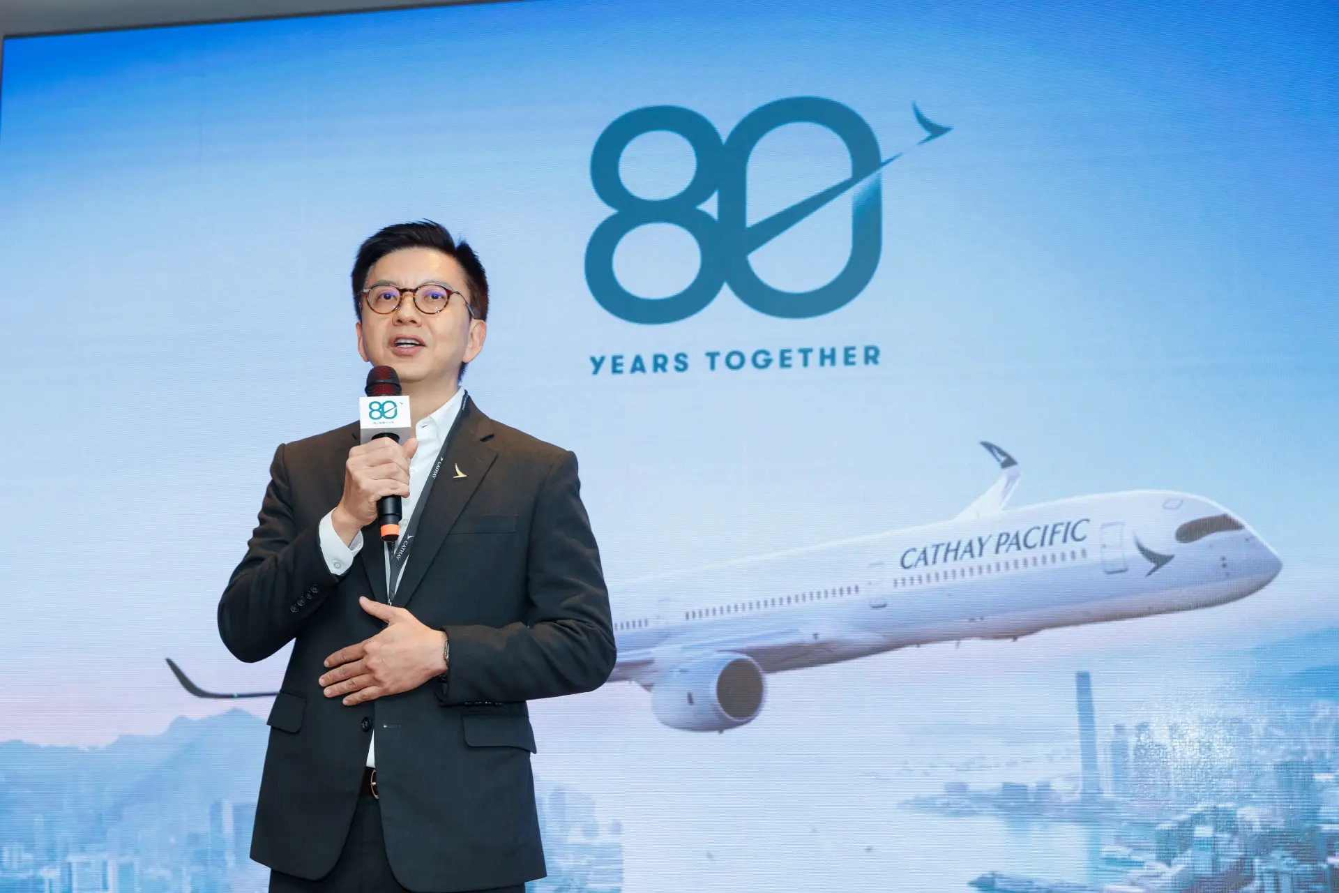 林紹波在揭幕禮上動情地表示，這復古塗裝正是為了勾起人們的美好回憶，尤其是那些曾在啟德機場搭乘國泰航空的旅客。 這番話，無疑道出了許多如我一般的香港遊子的心聲。(圖：國泰官網) 