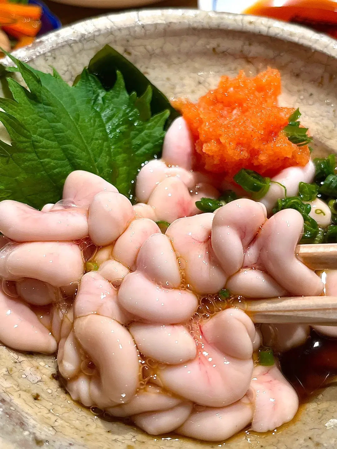 日本作為四面環海的島國，寒暖流交匯帶帶來了豐饒的海鮮資源，漁獲上岸時依舊活躍，生食成了保留鮮味最省事的方式。（示意圖來源：小紅書網友）