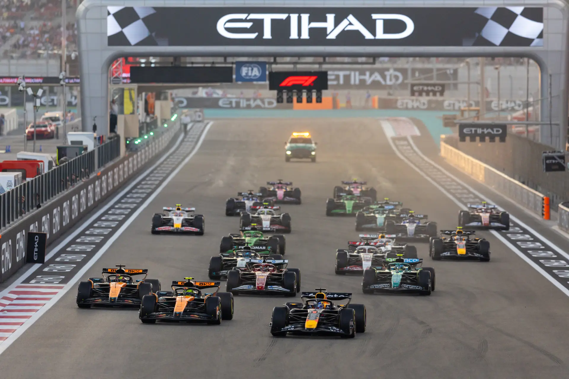 開赛前，Norris、Verstappen與麥拉倫隊友Oscar Piastri形成三雄爭霸的格局，其中暫居積分榜首的Norris佔據先機。為衝擊五連霸，Verstappen在排位賽全力奪下桿位，試圖以單站冠軍逆轉形勢。(圖：新華社)