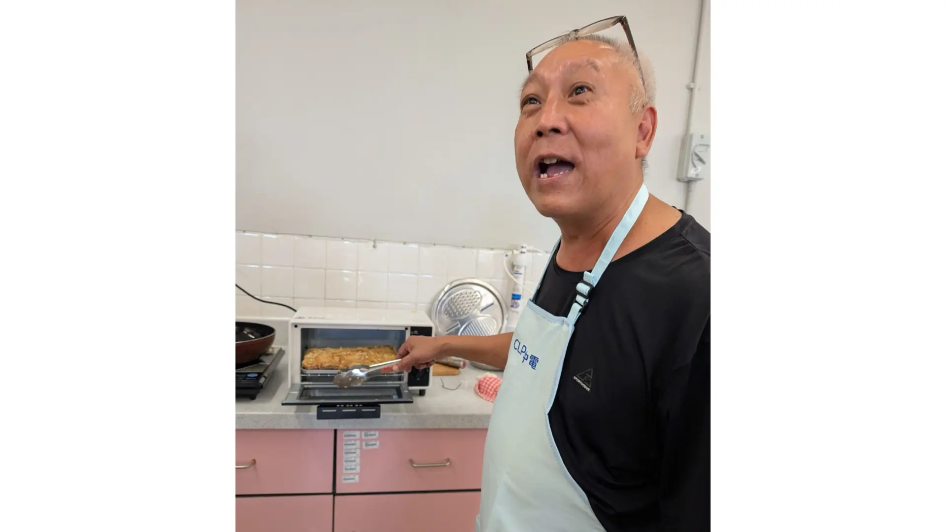 居民林先生試用電焗爐為家人製作美食。