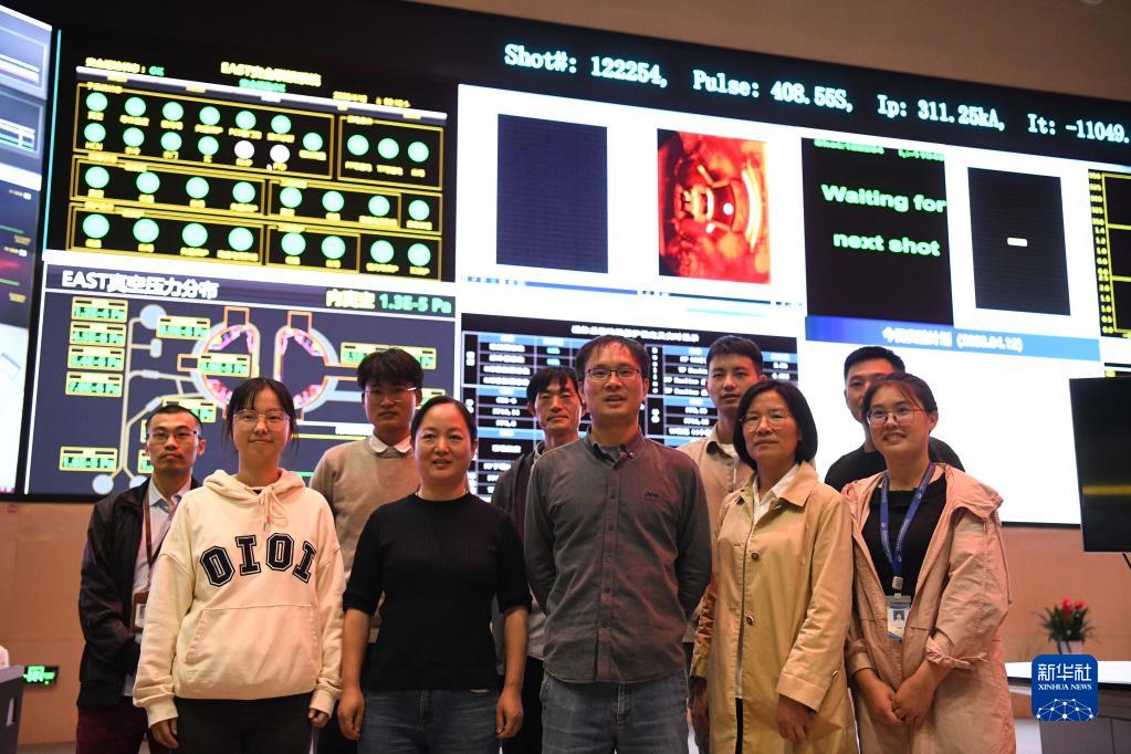 中國「人造太陽」之稱的全超導托卡馬克核聚變實驗裝置(EAST)進行的第122254次實驗,創造新的世界紀錄,成功實現穩態高約束模式等離子體運行403秒。部分科研人員在控制大廳留影。(新華社)