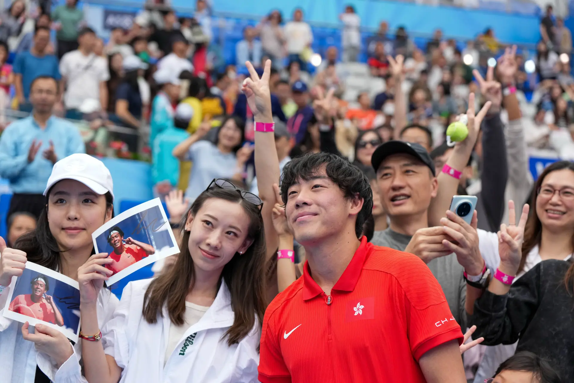 黃澤林此前雙線作戰，男雙與黃俊鏗闖入 8 強，賽後坦言肌肉酸痛 —— 這位香港新星仍未放棄抵抗，每一分都全力爭奪，現場不少從香港趕來的球迷也持續為其加油助威。(圖：新華社)