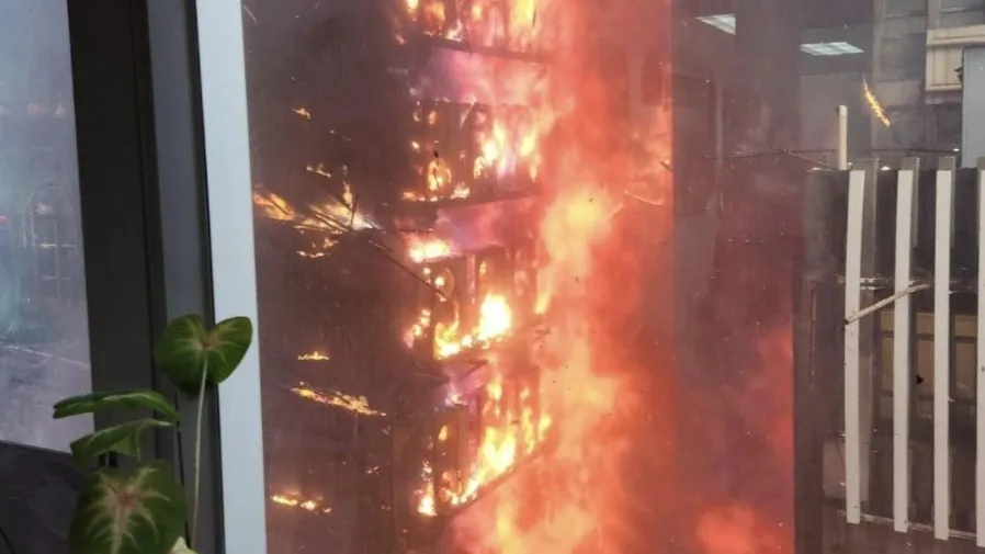 中環華懋大廈火警現場｜煙沖半空傳爆炸聲 50人疏散 3人送瑪麗醫院 交通封閉巴士改道的封面圖片