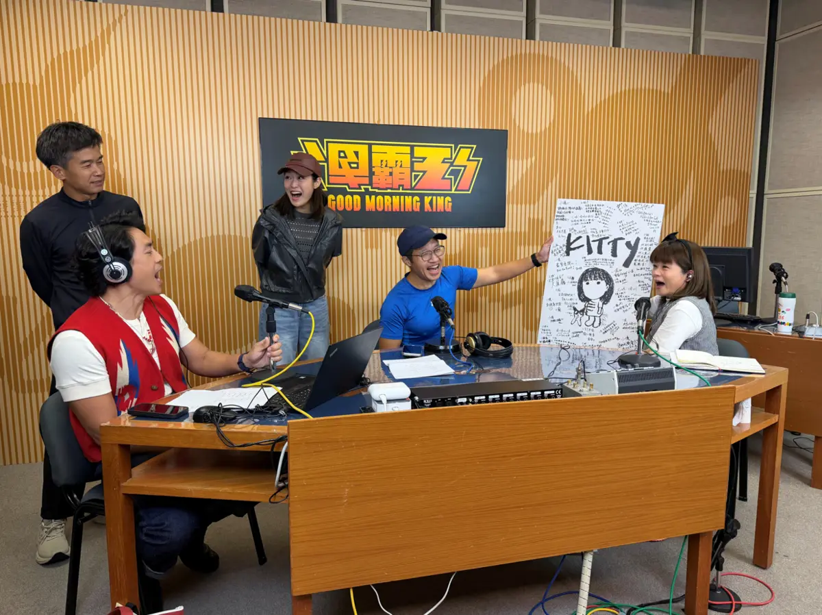 小儀憶述當年因收聽《三個小神仙》及迷上軟硬天師，常致信林海峰而萌生加入商台的念頭。話音未落，林海峰便攜親筆畫作與 903 同事聯名的巨型心意卡走進直播室，小儀瞬間感動落淚。(圖：網絡翻攝)