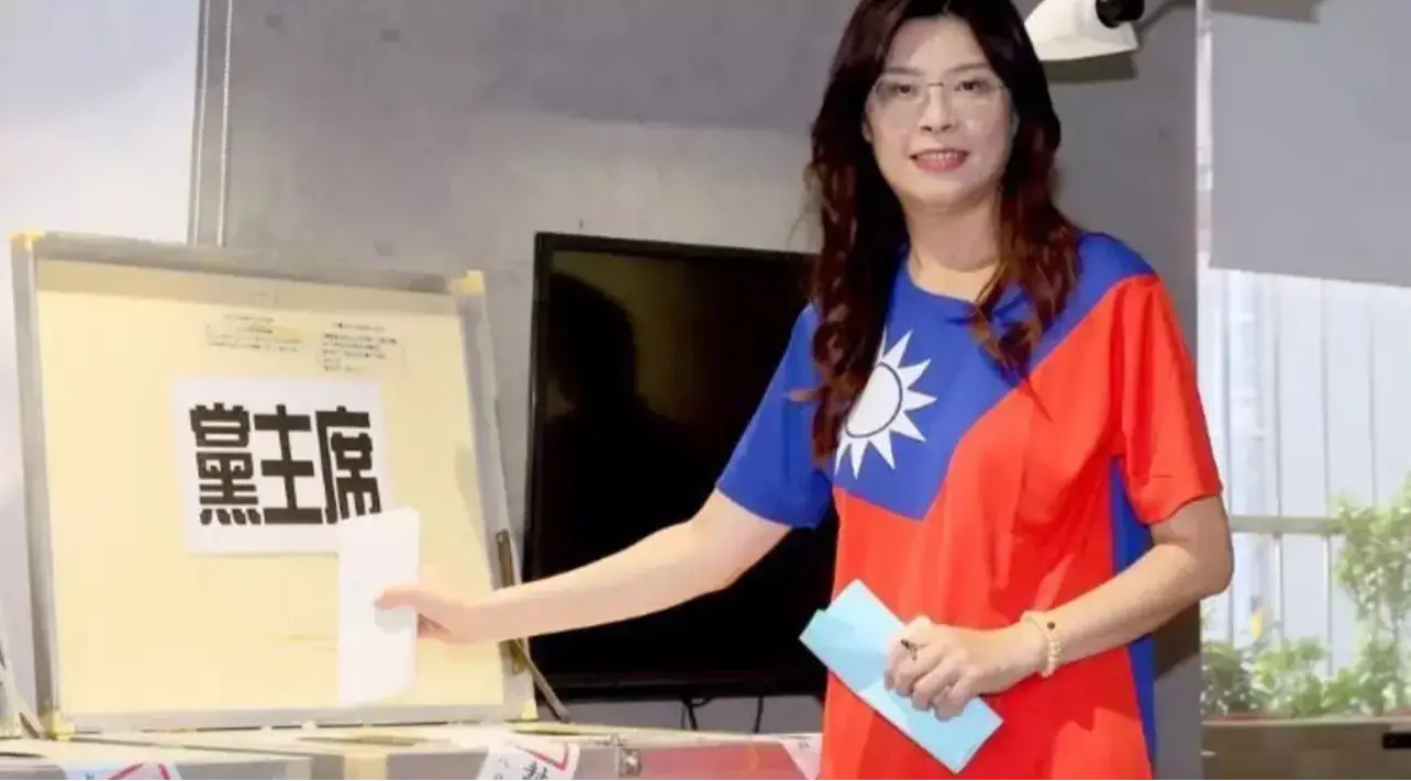鄭麗文悉心打扮投下神聖的一票 (網絡圖片）