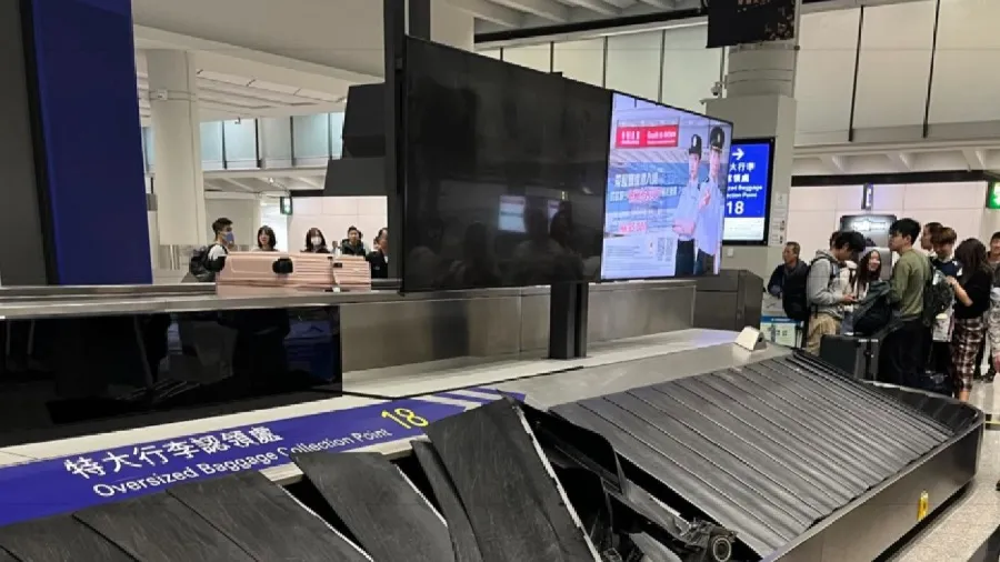 香港機場行李帶凌晨爆開「炒起」　5號轉盤故障維修後恢復運作的封面圖片