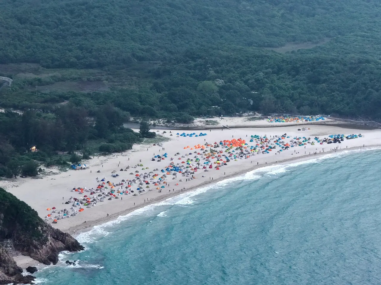 五一假期，西貢浪茄灣、西灣及鹹田灣的營地共約有1100個帳篷，露營人數較多。（漁農自然護理署）