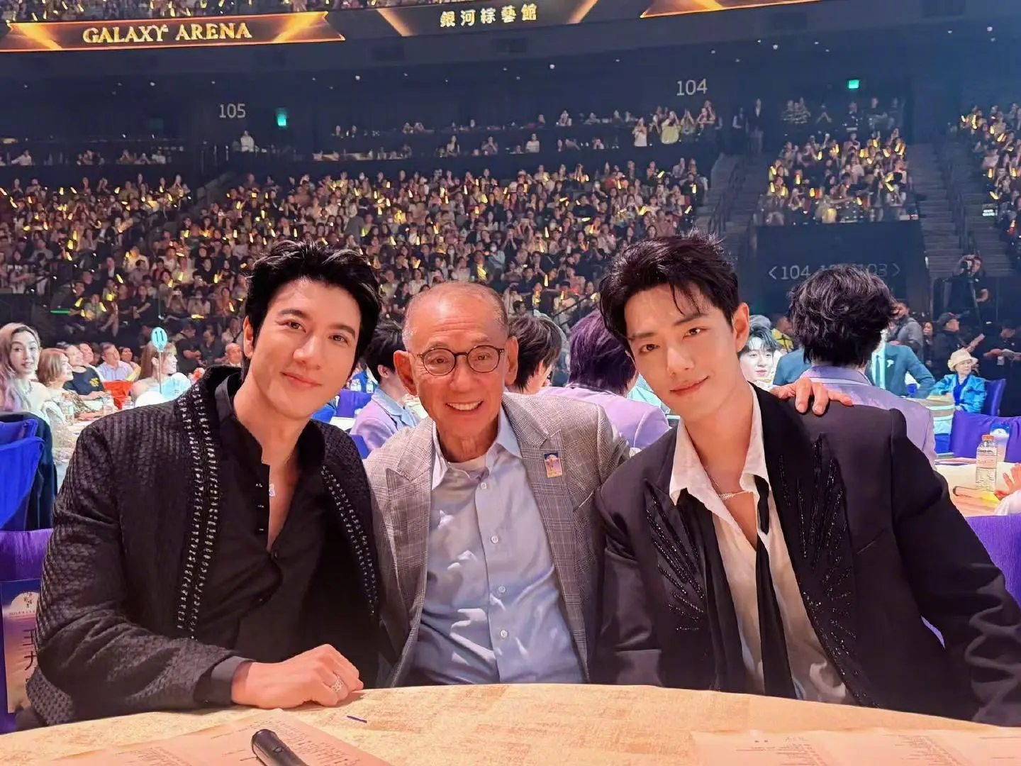 霍汶希（Mani）解釋指：「因為老闆（楊受成）想同王力宏同肖戰影張合照。」​造成這次爭議的發生。(圖：霍汶希@微博)