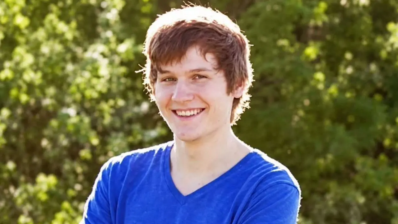 德國30歲網紅兼遊戲開發者奧托（Manuel Otto）於Twitch直播期間自焚離世，畫面讓觀眾大受衝擊，平台緊急移除相關內容，遊戲社群滿是哀傷，心理健康與直播安全議題再度引發討論。（來源：Ice Texts@YouTube）