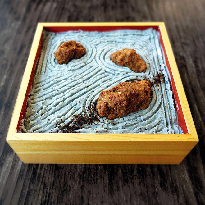 松浦美喜（Miki Matsuura）創作的「日本枯山水」便當（由肉丸和土豆泥組成）。（來源：ig@nancychanne）