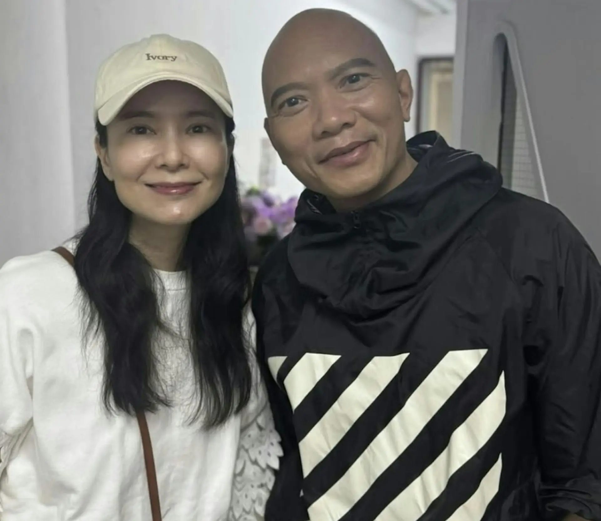 日前，郭羨妮低調現身支持好友潘紹聰主演的舞台劇《請勿打擾》，二人後台合照曝光後卻引發熱議。照片中她戴著 Cap 帽、以淡妝示人，被部分網民指面容浮腫、腮骨起角，面型變成「正方形」，法令紋亦較深，感慨歲月不饒人。(圖：edmond_poon1223@IG)