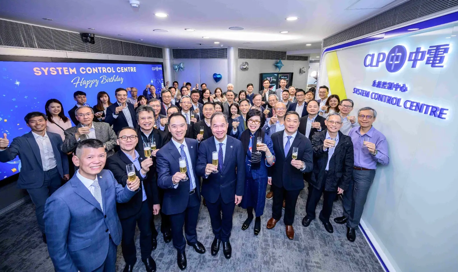 中華電力管理層與員工共同見證系統控制中心邁向更智能化的新里程。